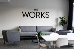 Bild på lounge med THE WORKS logga på väggen och soffa